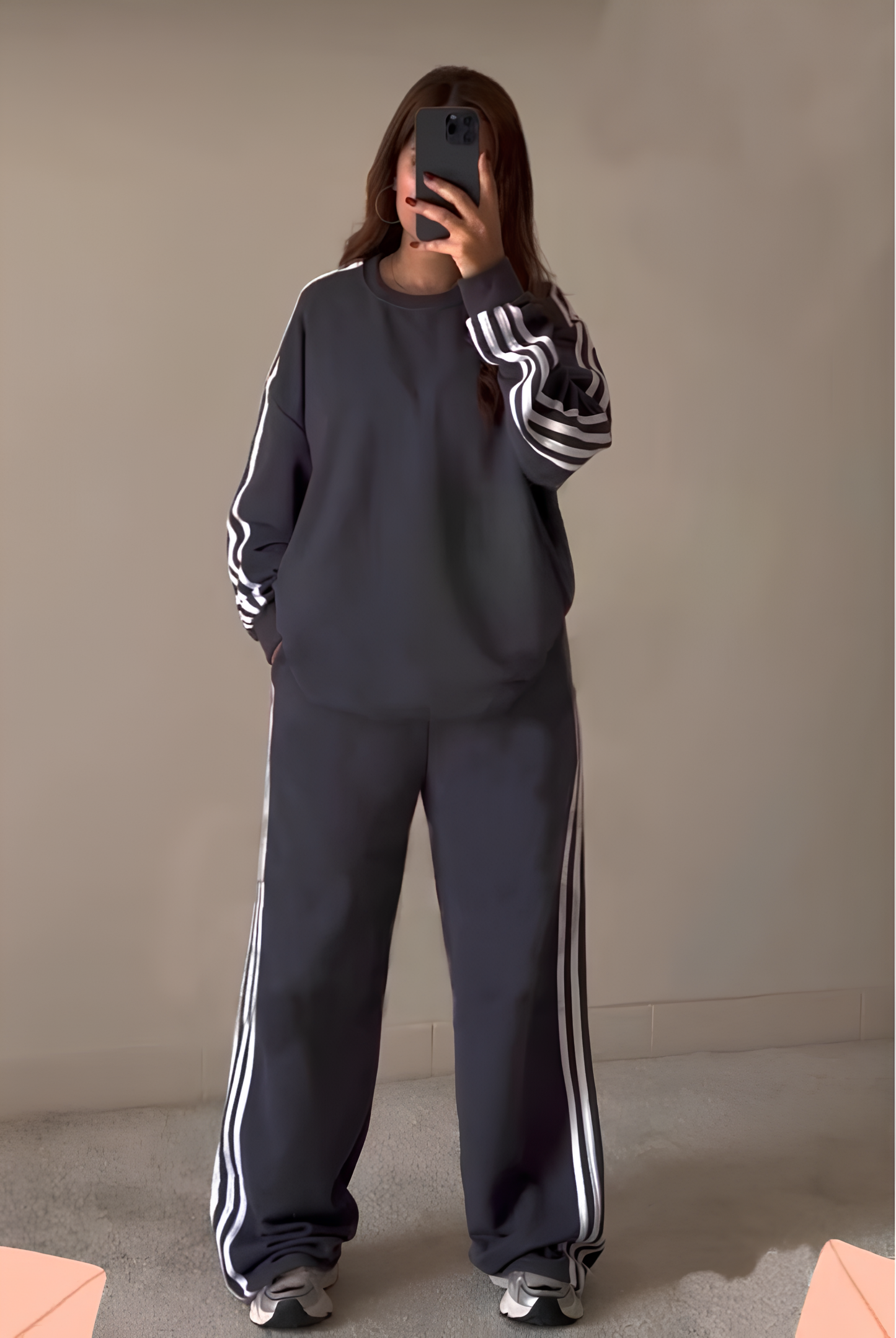 Tracksuit with 4 white stripes