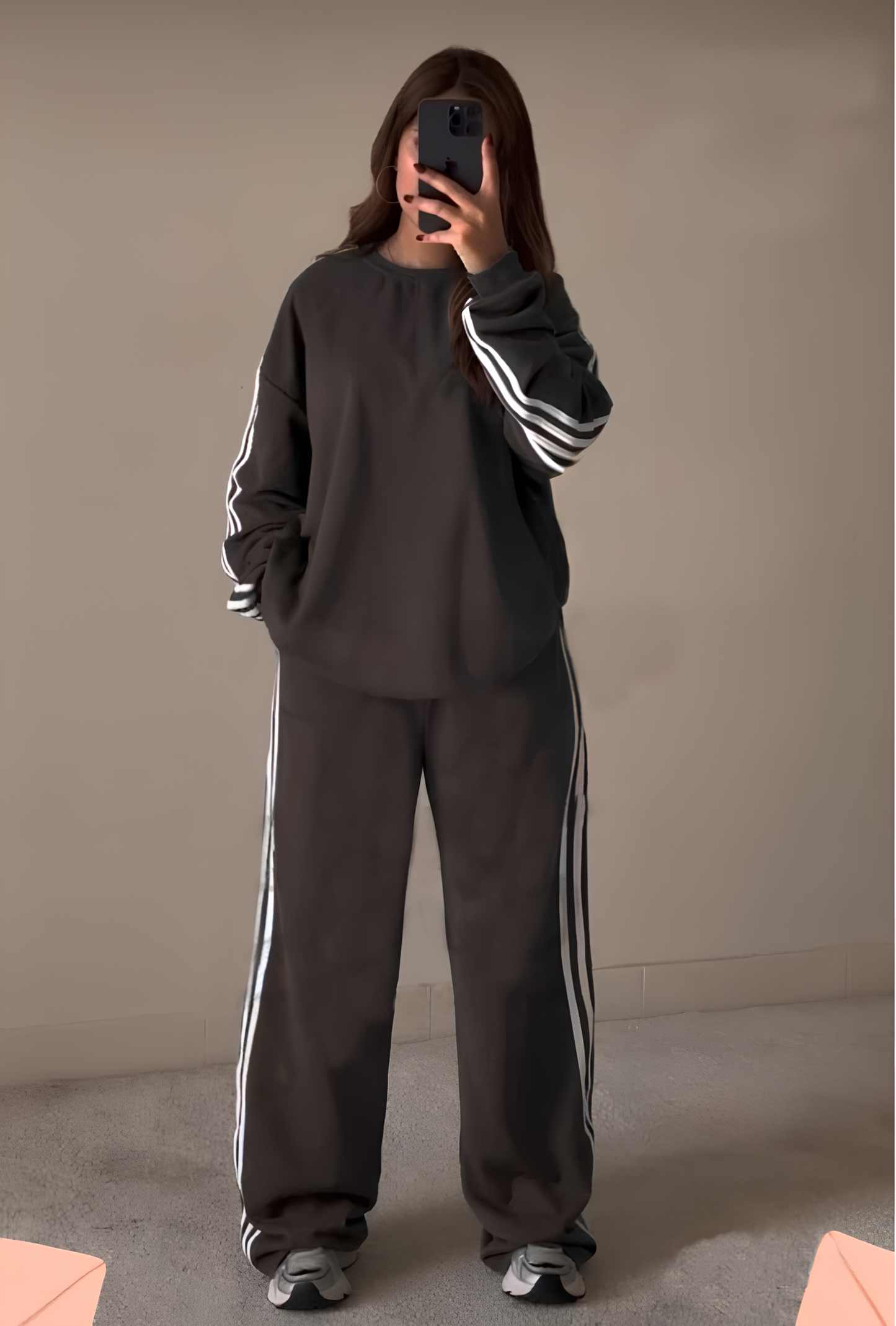 Tracksuit with 4 white stripes