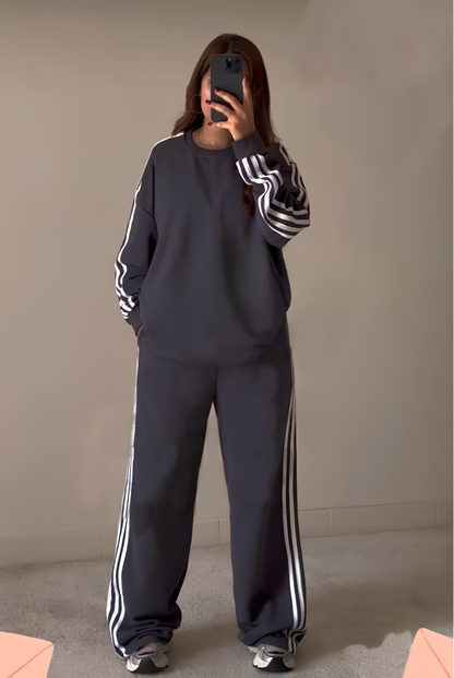 Tracksuit with 4 white stripes