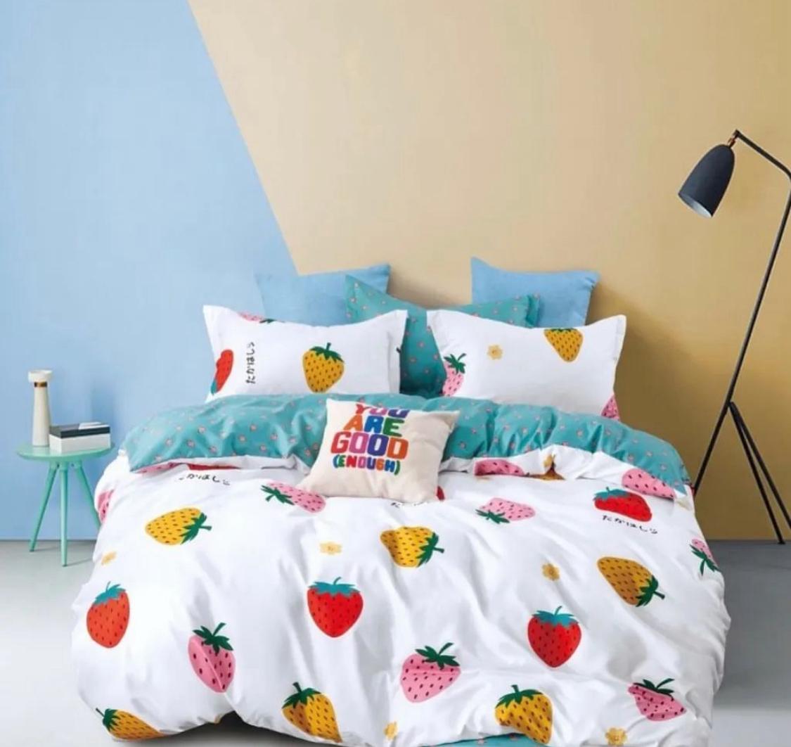 طقم لحاف قطن بمقاس (240*220) بلون ابيض بطابعة فراولة